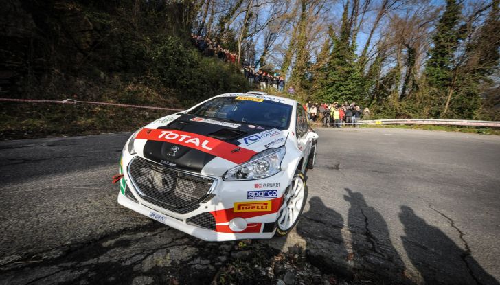 Pollara (Peugeot 208 T16 ufficiale) costretto al ritiro al Ciocco - Foto 1 di 4