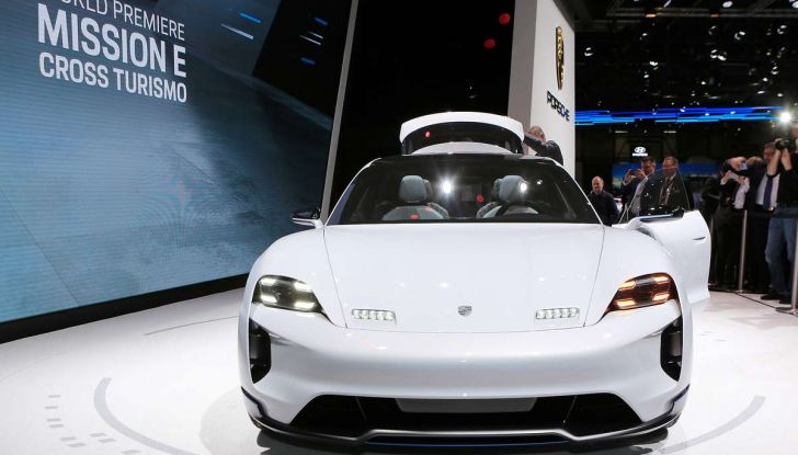 Porsche elettrica ricarica 100Km di autonomia in 3 minuti - Foto 19 di 41