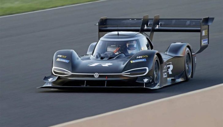 Volkswagen ID.R: nuovo record tra le elettriche al Nürburgring - Foto 12 di 13