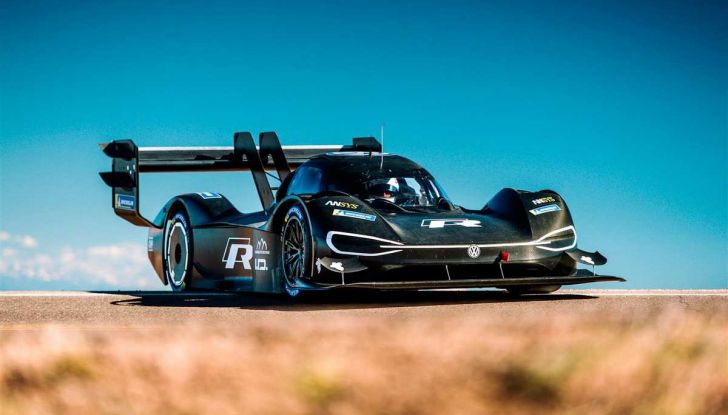 Volkswagen ID.R: nuovo record tra le elettriche al Nürburgring - Foto 1 di 13