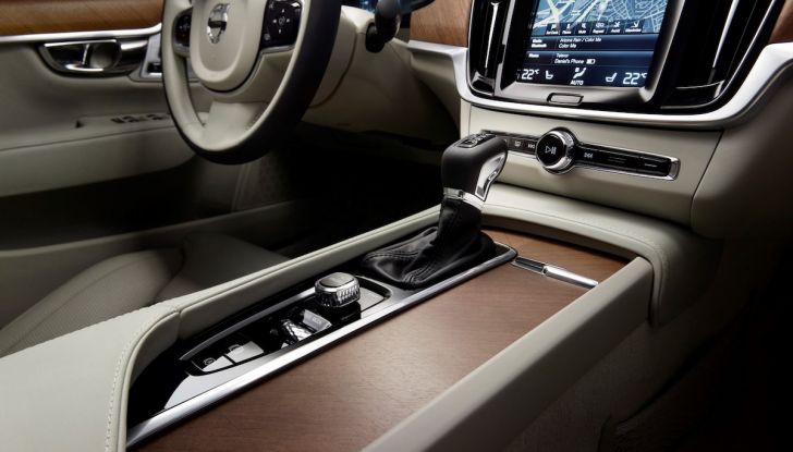 Prova su strada Volvo V90 Cross Country Pro: la regina delle Station Wagon - Foto 20 di 44