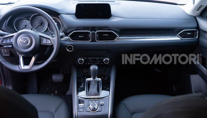 Mazda CX-5 2018, prova su strada: due versioni a confronto - Foto 27 di 34