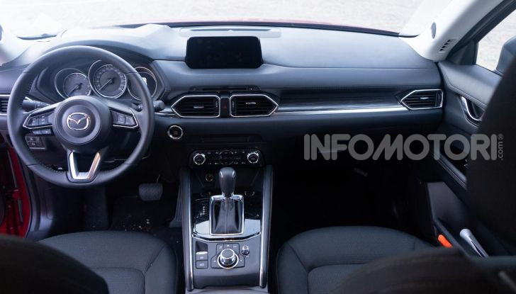 Mazda CX-5 2018, prova su strada: due versioni a confronto - Foto 32 di 34