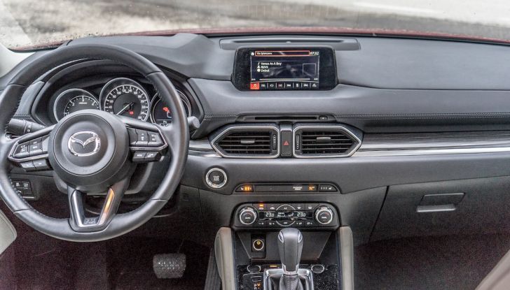 Mazda CX-5 2018, prova su strada: due versioni a confronto - Foto 21 di 34