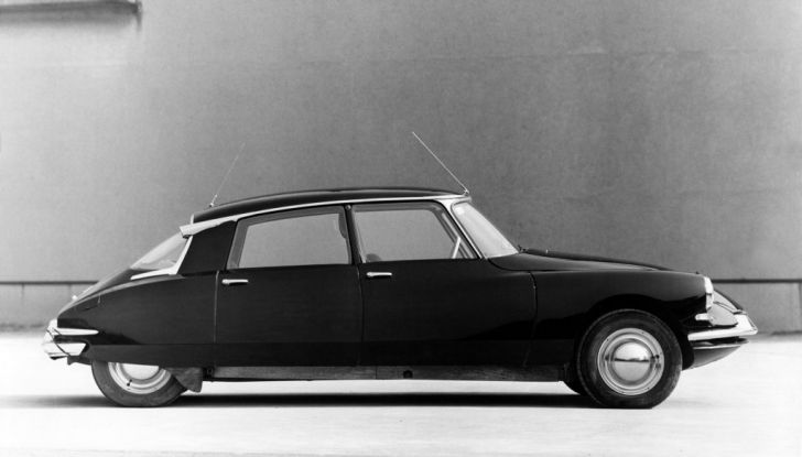 L’eleganza di Audrey Hepburn a bordo di DS 19 - Foto 2 di 3