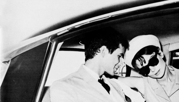 L’eleganza di Audrey Hepburn a bordo di DS 19 - Foto 1 di 3