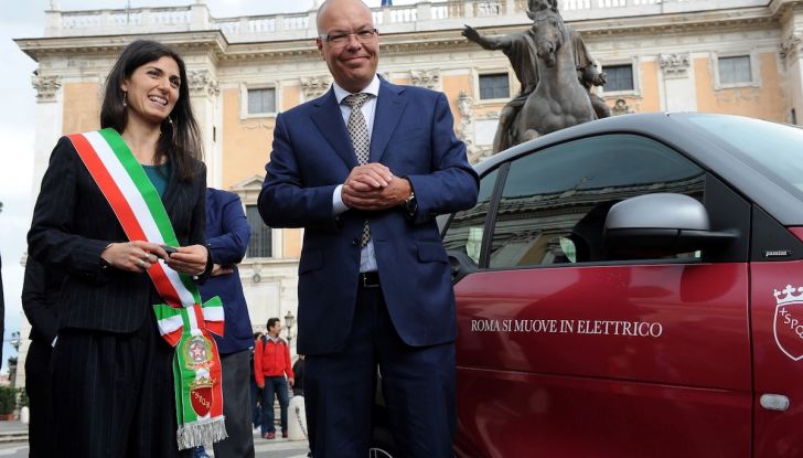 Smart Elettrica per il Comune di Roma, Virginia Raggi al volante - Foto 3 di 4