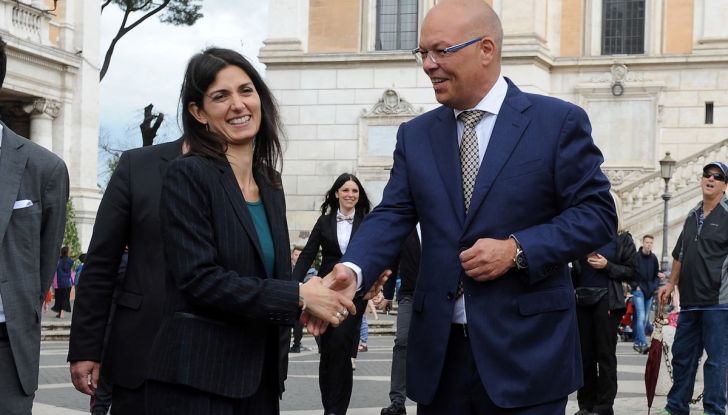 Smart Elettrica per il Comune di Roma, Virginia Raggi al volante - Foto 4 di 4
