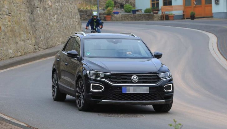 Volkswagen T-Roc R, primi test per la variante sportiva - Foto 10 di 15