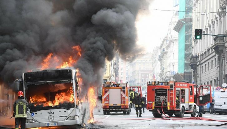 Roma: autobus in fiamme, attimi di terrore in via del Tritone - Foto 1 di 4