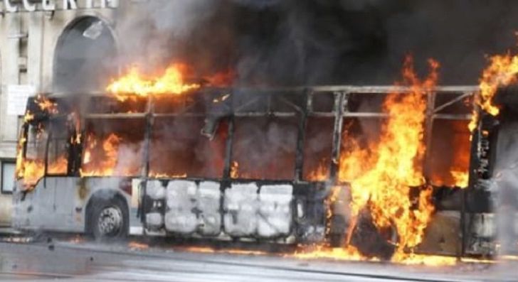 Roma: autobus in fiamme, attimi di terrore in via del Tritone - Foto 2 di 4
