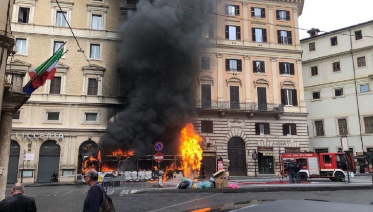 Roma: autobus in fiamme, attimi di terrore in via del Tritone - Foto 3 di 4