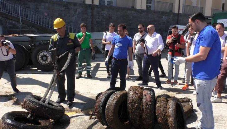 8.500 pneumatici recuperati dai fondali marini italiani - Foto 3 di 6