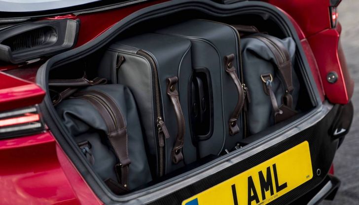 Nuova Aston Martin DBS Superleggera, il V12 Twin Turbo da 725CV - Foto 4 di 11