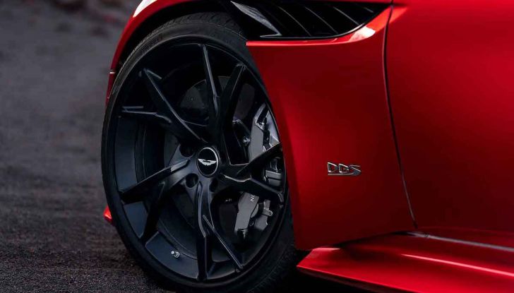 Nuova Aston Martin DBS Superleggera, il V12 Twin Turbo da 725CV - Foto 9 di 11