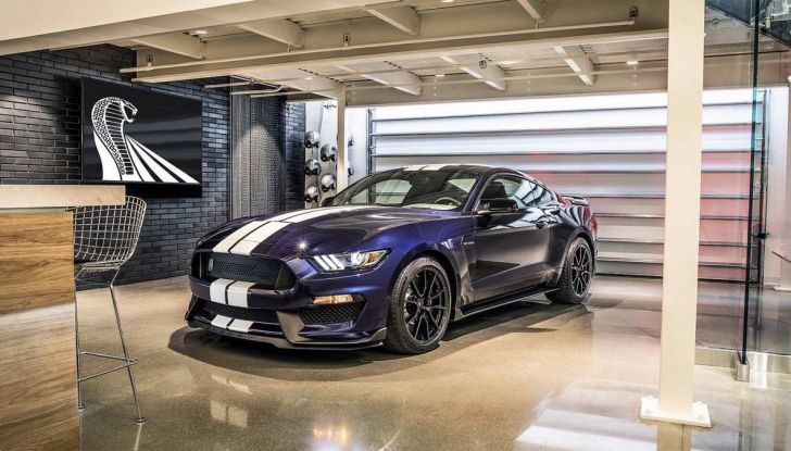 Ford Mustang Shelby GT350 2018, fascino da muscle car - Foto 1 di 11