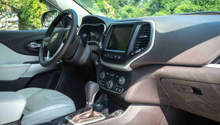 Test Drive Jeep Cherokee Overland, la prova del MultiJet da 200CV con 4×4 - Foto 13 di 27