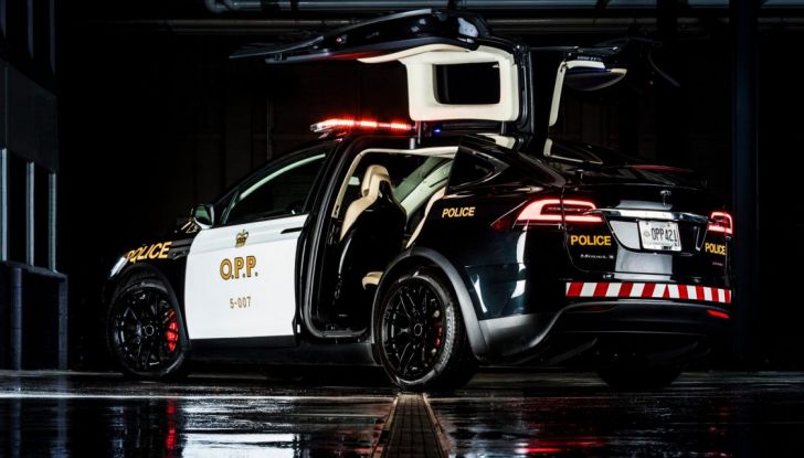 In Svizzera la Polizia abbandona il Diesel per guidare una Tesla Model X - Foto 5 di 6