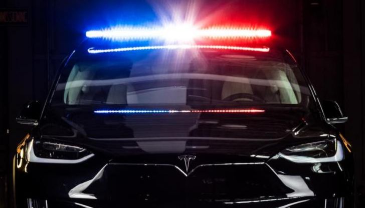 In Svizzera la Polizia abbandona il Diesel per guidare una Tesla Model X - Foto 6 di 6