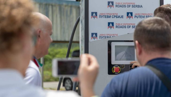 Tesla Model X prova su strada, autonomia, tempi di ricarica e optional - Foto 13 di 35