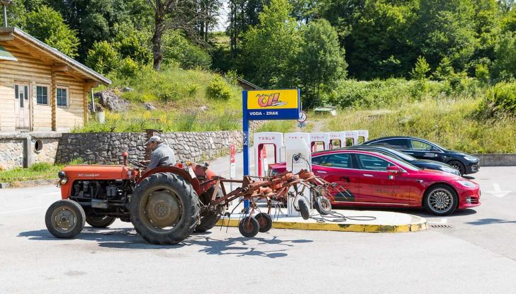 Tesla Model X prova su strada, autonomia, tempi di ricarica e optional - Foto 25 di 35