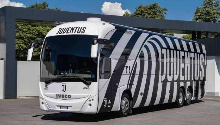 Garage Italia Customs firma il pullman zebrato della Juventus - Foto 1 di 8
