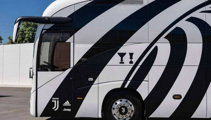 Garage Italia Customs firma il pullman zebrato della Juventus - Foto 2 di 8