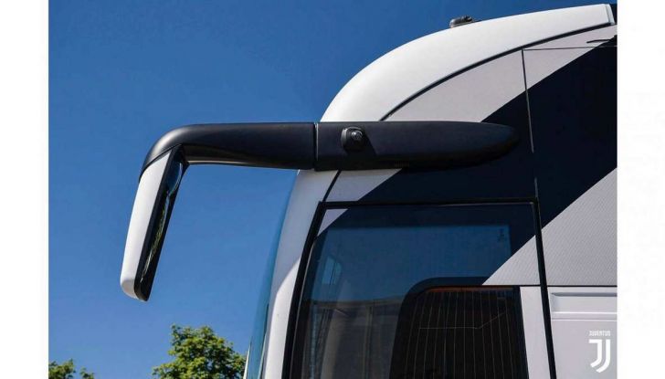 Garage Italia Customs firma il pullman zebrato della Juventus - Foto 5 di 8