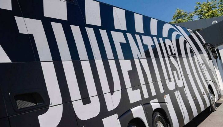 Garage Italia Customs firma il pullman zebrato della Juventus - Foto 8 di 8