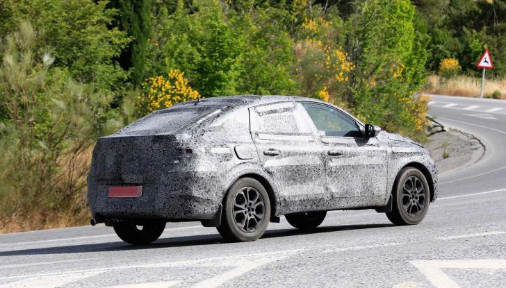 Renault Captur Coupe, dati e immagini del crossover compatto - Foto 3 di 21