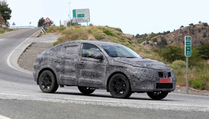 Renault Captur Coupe, dati e immagini del crossover compatto - Foto 1 di 21