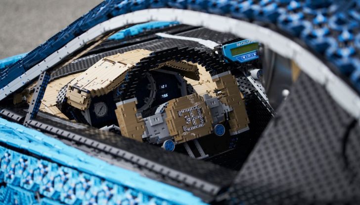 Bugatti Chiron di Lego in scala 1:1 a Milano San Babila per la Formula 1 - Foto 5 di 13