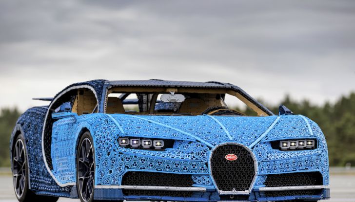 Bugatti Chiron di Lego in scala 1:1 a Milano San Babila per la Formula 1 - Foto 4 di 13