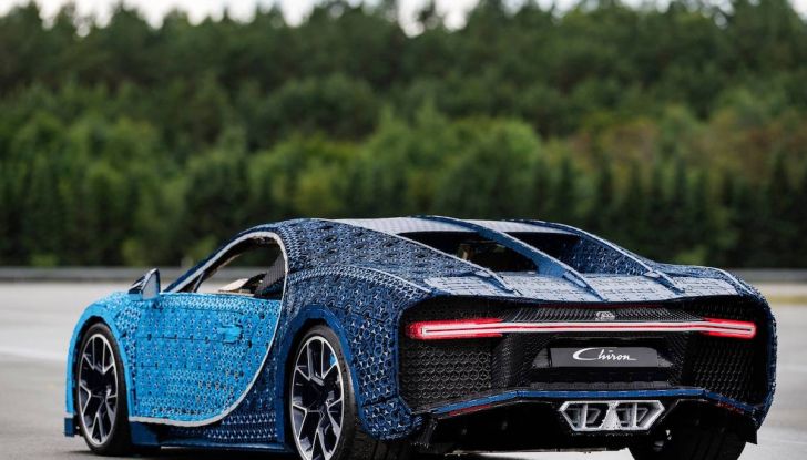 Bugatti Chiron di Lego in scala 1:1 a Milano San Babila per la Formula 1 - Foto 2 di 13