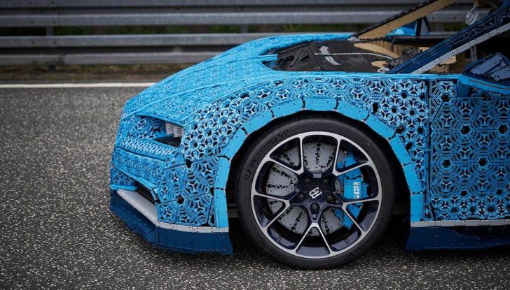 Bugatti Chiron di Lego in scala 1:1 a Milano San Babila per la Formula 1 - Foto 8 di 13
