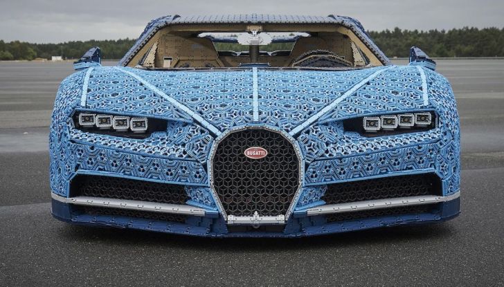 Bugatti Chiron di Lego in scala 1:1 a Milano San Babila per la Formula 1 - Foto 3 di 13