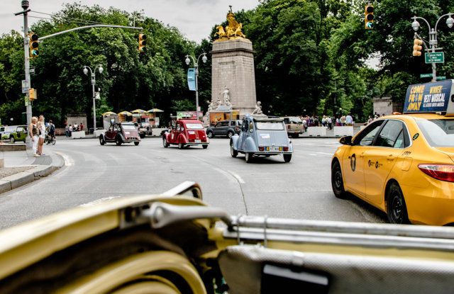 Citroën 2CV: tante feste per i suoi settant’anni - Foto 6 di 13