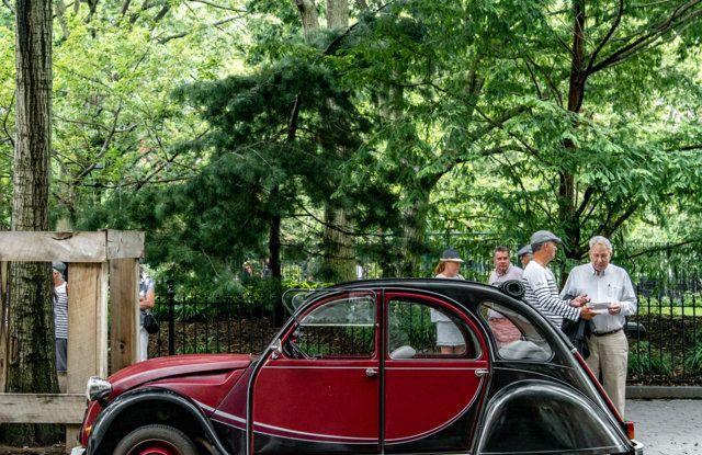 Citroën 2CV: tante feste per i suoi settant’anni - Foto 9 di 13