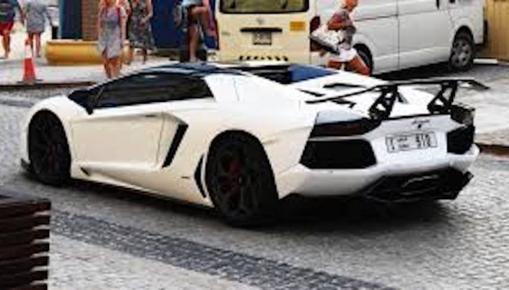 Dubai, noleggia una Lamborghini Huracán e prende 40 mila euro di multa in 3 ore - Foto 7 di 17