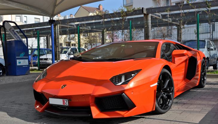 Dubai, noleggia una Lamborghini Huracán e prende 40 mila euro di multa in 3 ore - Foto 2 di 17
