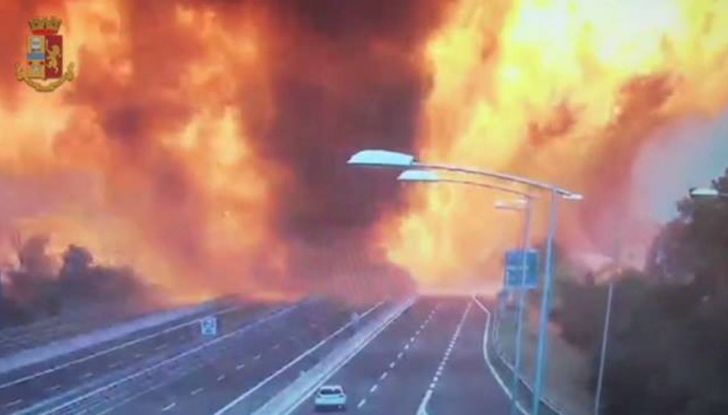 Un aiuto per vittime del disastro sull’A14 dopo l’esplosione dell’autocisterna - Foto 2 di 7