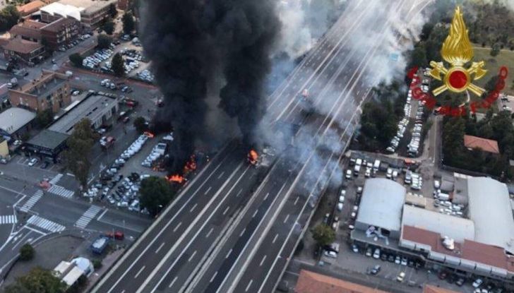 Un aiuto per vittime del disastro sull’A14 dopo l’esplosione dell’autocisterna - Foto 1 di 7