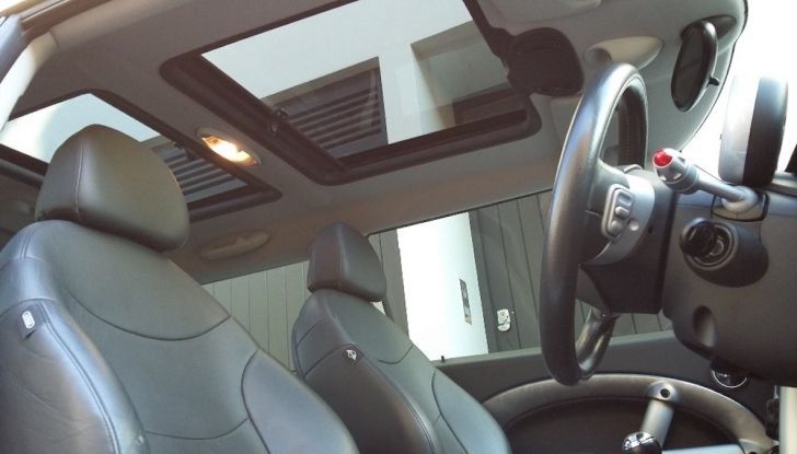 Mini Cooper SE, l’elettrica capace di trainare un Boeing 777F - Foto 6 di 9