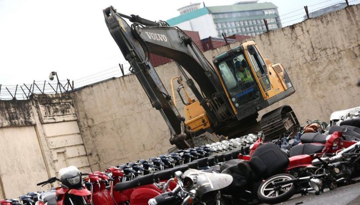 Presidente delle Filippine fa distruggere 68 auto premium con la ruspa  [VIDEO] - Foto 5 di 25