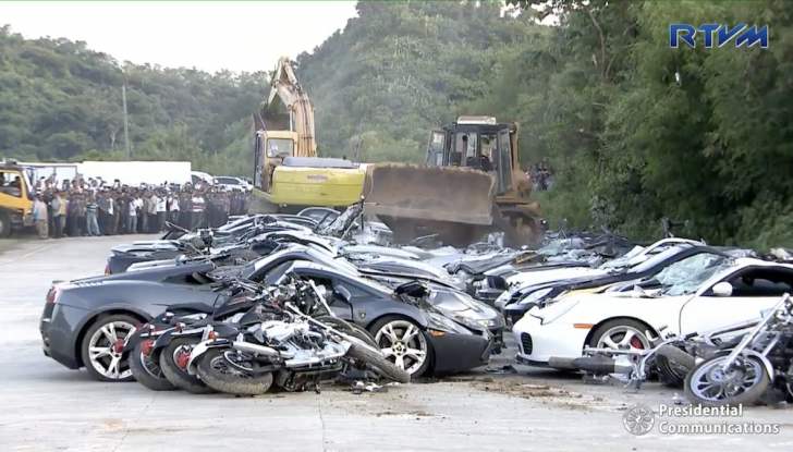 Presidente delle Filippine fa distruggere 68 auto premium con la ruspa  [VIDEO] - Foto 11 di 25