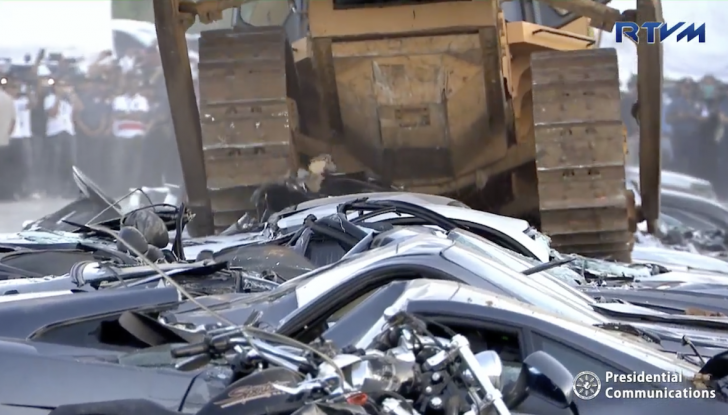 Presidente delle Filippine fa distruggere 68 auto premium con la ruspa  [VIDEO] - Foto 14 di 25