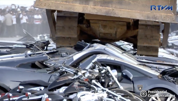 Presidente delle Filippine fa distruggere 68 auto premium con la ruspa  [VIDEO] - Foto 15 di 25