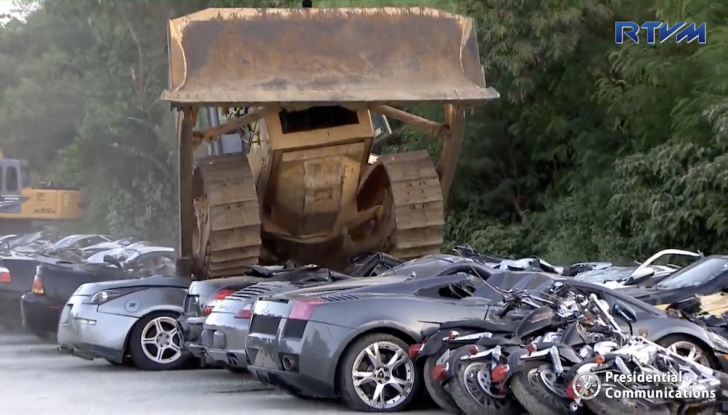 Presidente delle Filippine fa distruggere 68 auto premium con la ruspa  [VIDEO] - Foto 1 di 25
