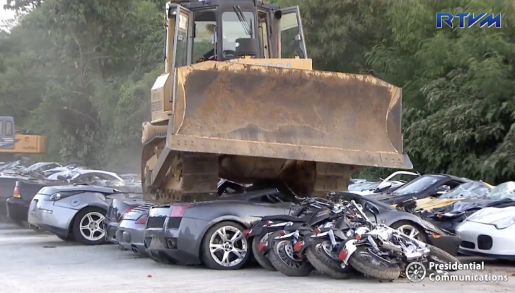 Presidente delle Filippine fa distruggere 68 auto premium con la ruspa  [VIDEO] - Foto 16 di 25