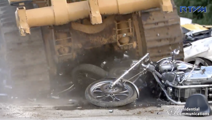 Presidente delle Filippine fa distruggere 68 auto premium con la ruspa  [VIDEO] - Foto 21 di 25